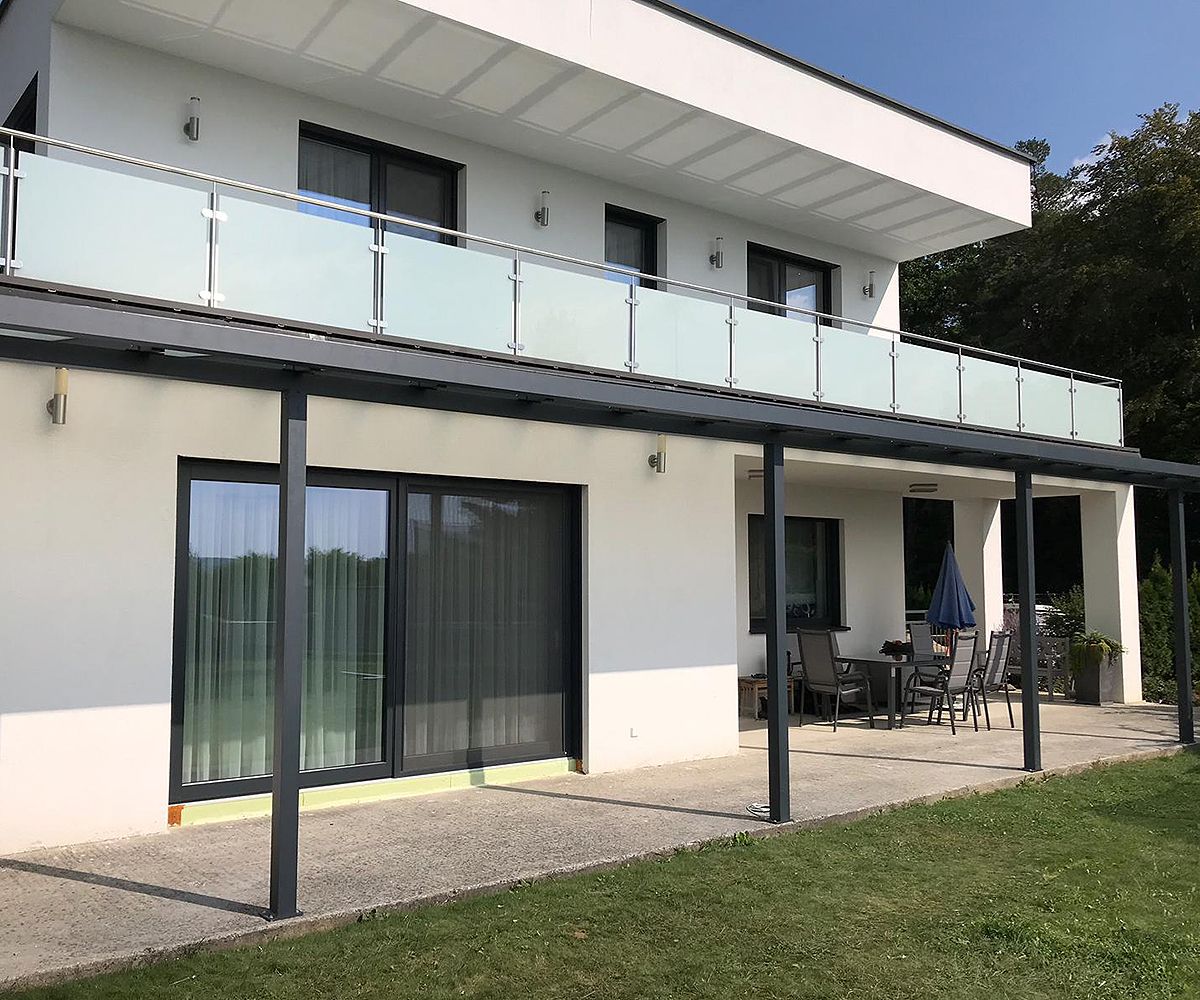 Ein moderner Balkon mit einem Metallgeländer